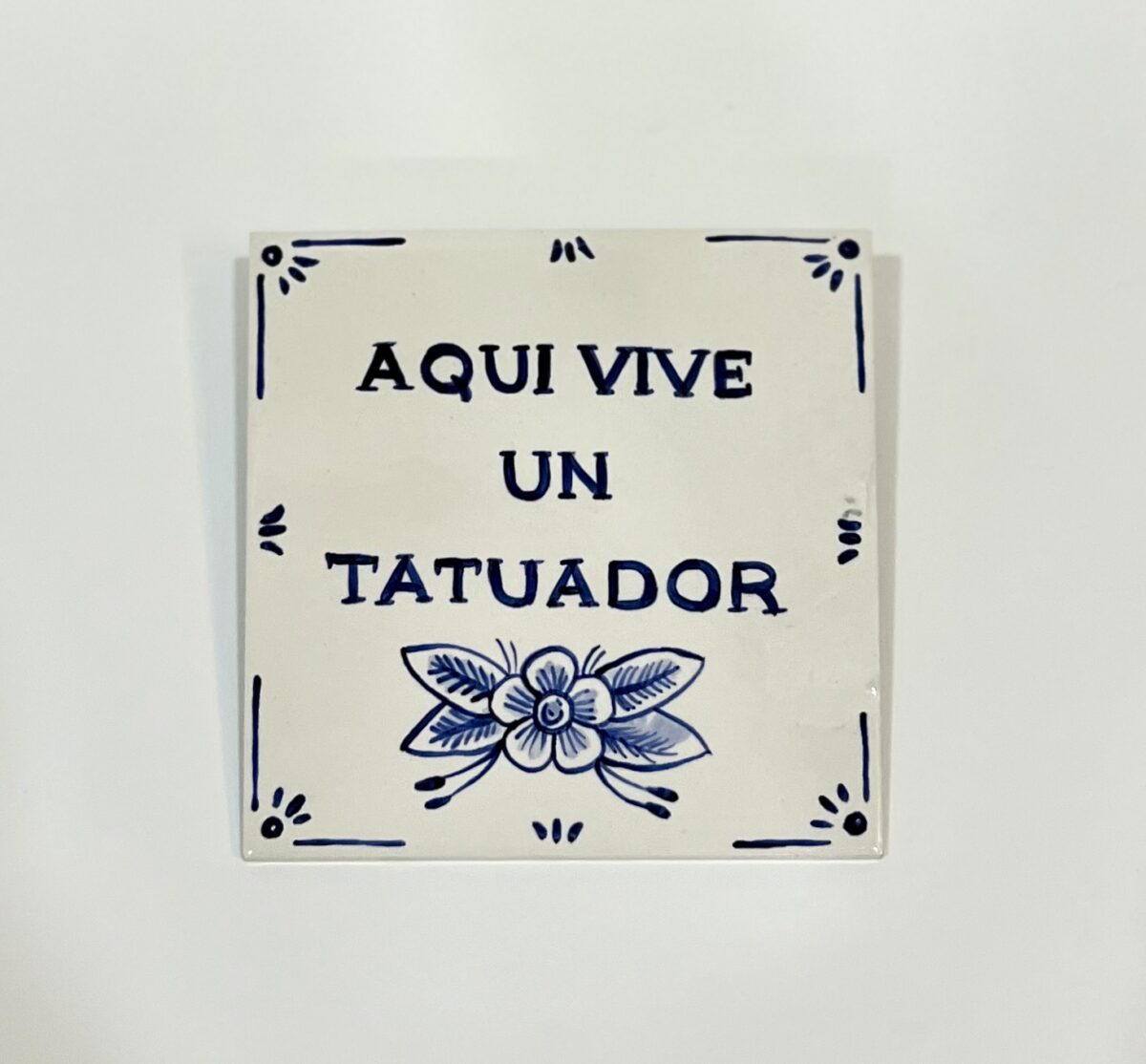 AQUÍ VIVE UN TATUADOR